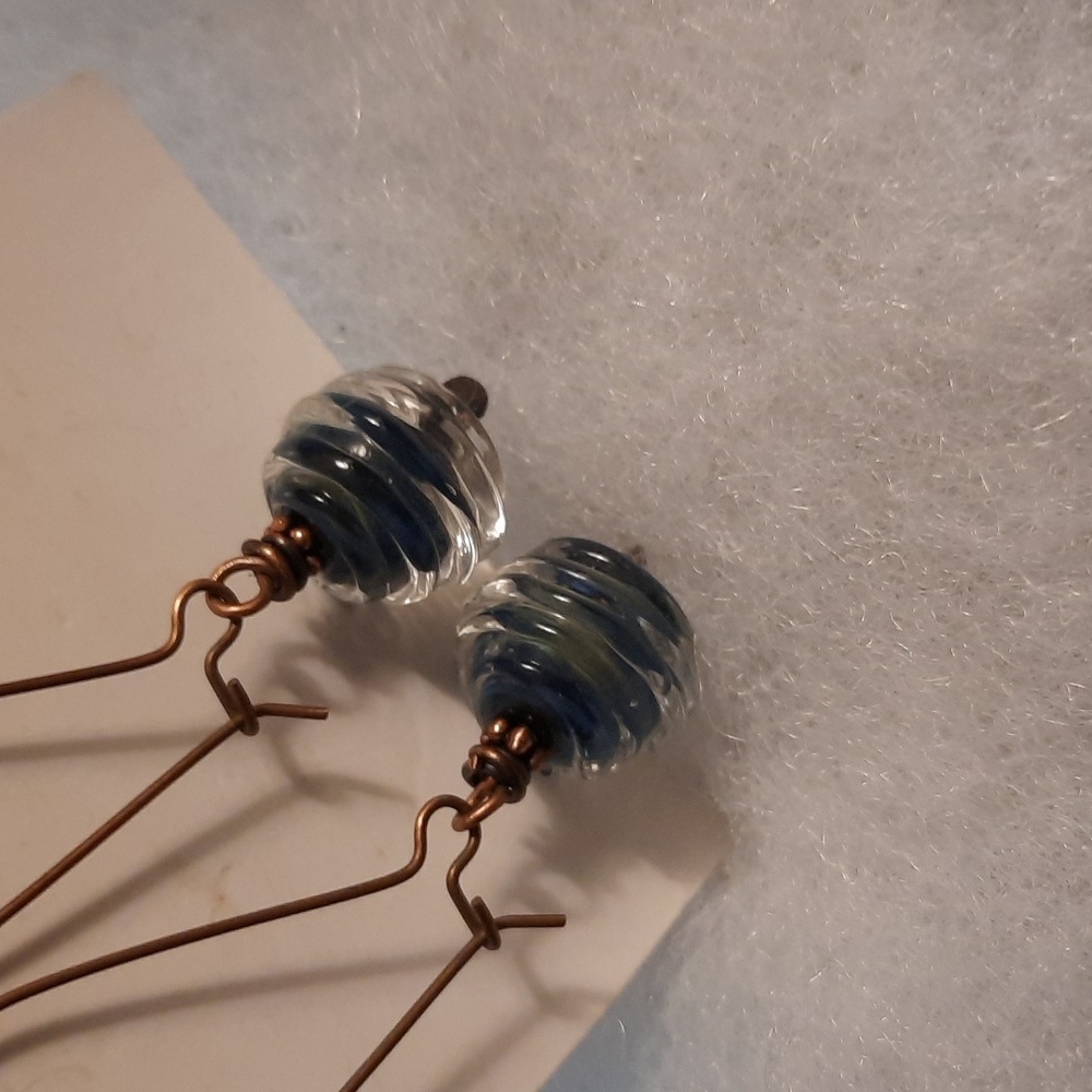Blue and clear lamp work bead and copper dangles pierced earrings - Picture 4 of 5